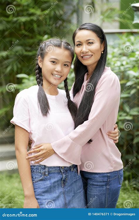 asian mother|9,372 Asian Mom And Teenage Daughter Stock。